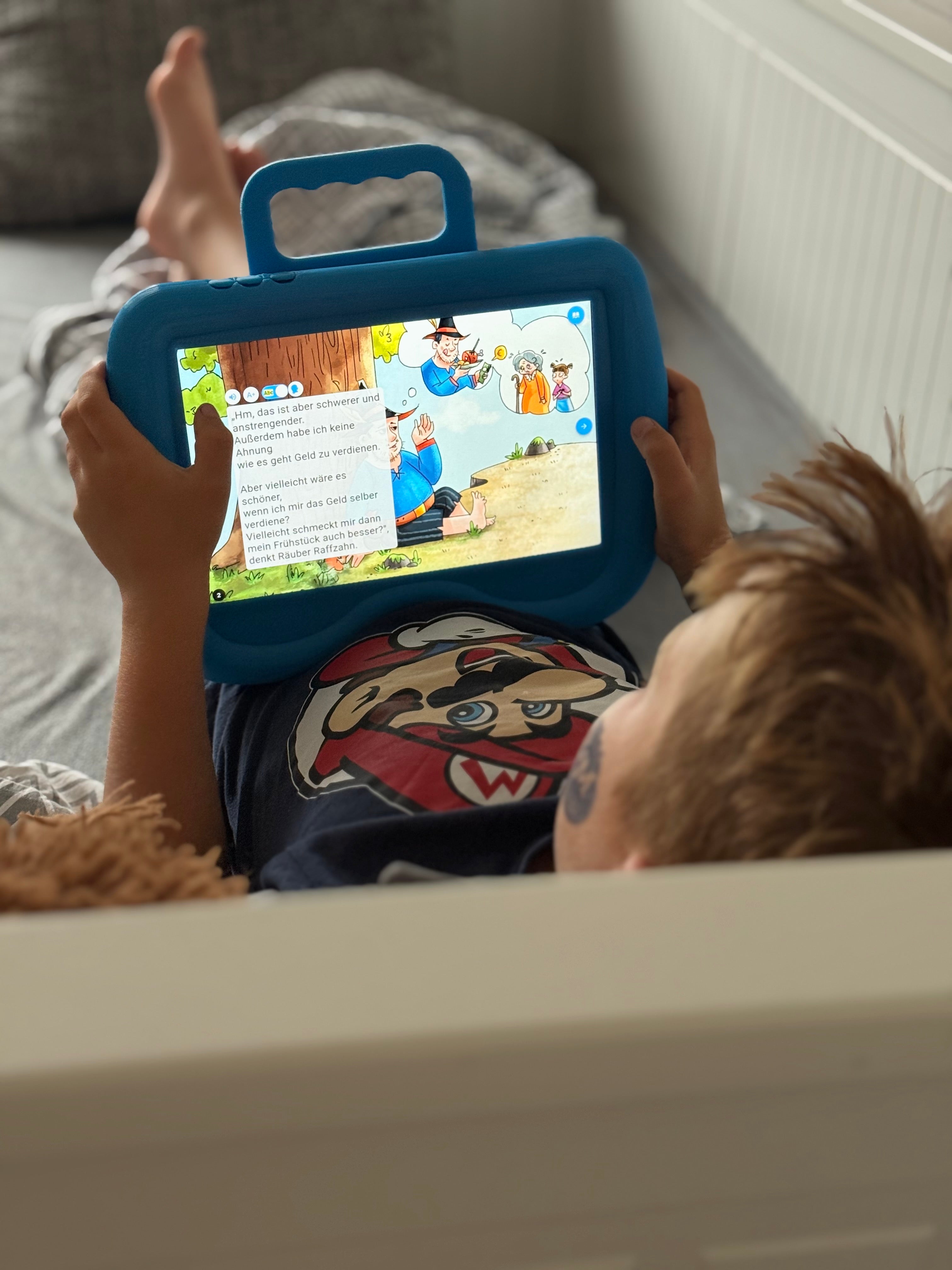 Kinder lernen zuhause mit dem CLELO Leselerngerät